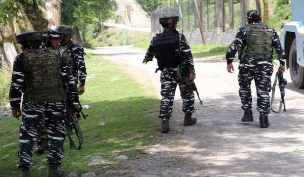 Jammu Kashmir: कुलगाम में आतंकियों और सुरक्षा बलों के बीच मुठभेड़ जारी